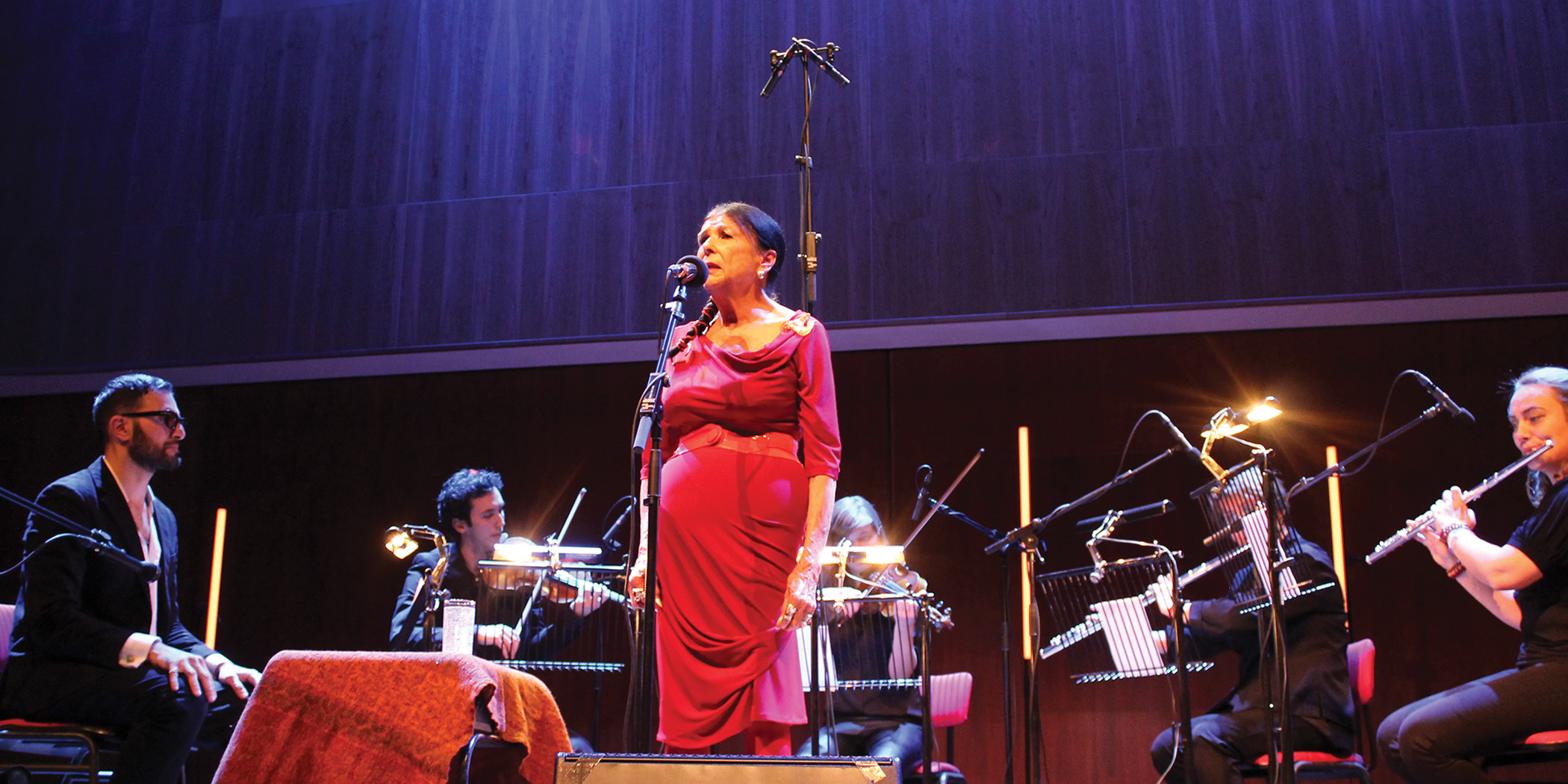 Alanis singing